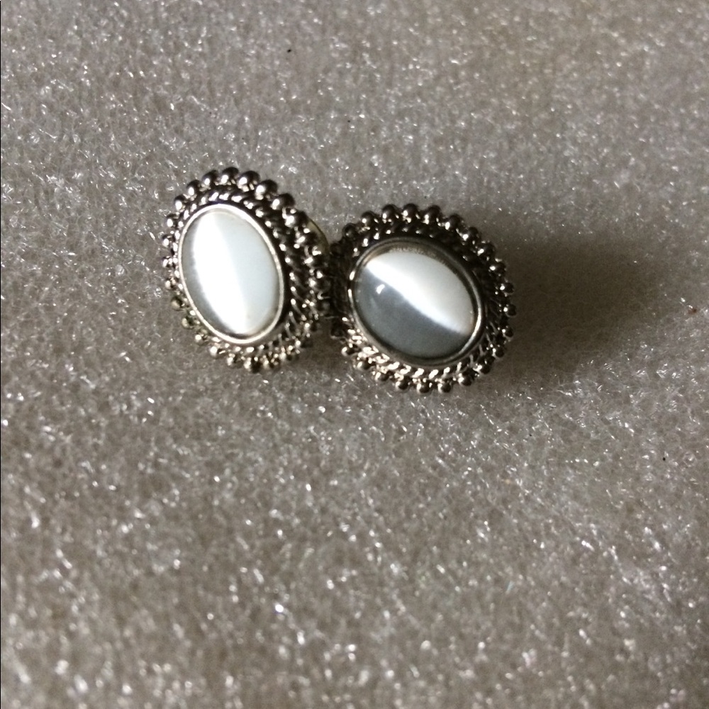 Cat eye stud earrings